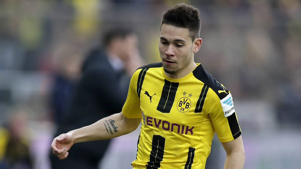 In-this-March-11,-2017-file-photo,-Dortmund's-Raphael-Guerreiro-plays-the-ball-during-the-German-Bundesliga-soccer-match-between-Hertha-BSC-Berlin-and-Borussia-Dortmund-in-Berlin.-Borussia-Dortmund-midfielder-Raphael-Guerreiro-has-been-ruled-out-for-three-to-four-months-after-undergoing-an-operation-on-his-broken-foot-on-Monday,-July-10,-2017.-(Michael-Sohn,-file/AP)