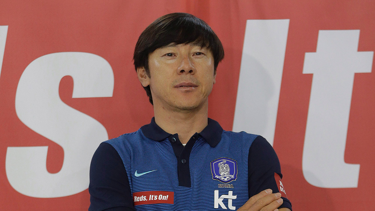 Shin-Tae-yong,-South-Korea's-olympic-soccer-team-head-coach,-poses-during-a-media-access-day-for-the-upcoming-2016-Rio-Olympics-at-the-National-Football-Center-in-Paju,-South-Korea,-Tuesday,-July-5,-2016.-(Ahn-Young-joon/AP)