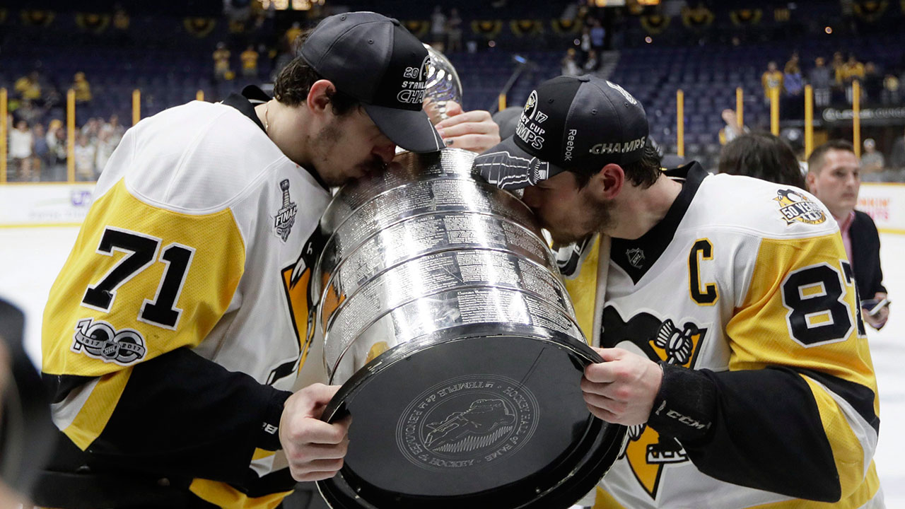 The Pittsburgh Penguins recreated the iconic Lemieux & Jagr photo