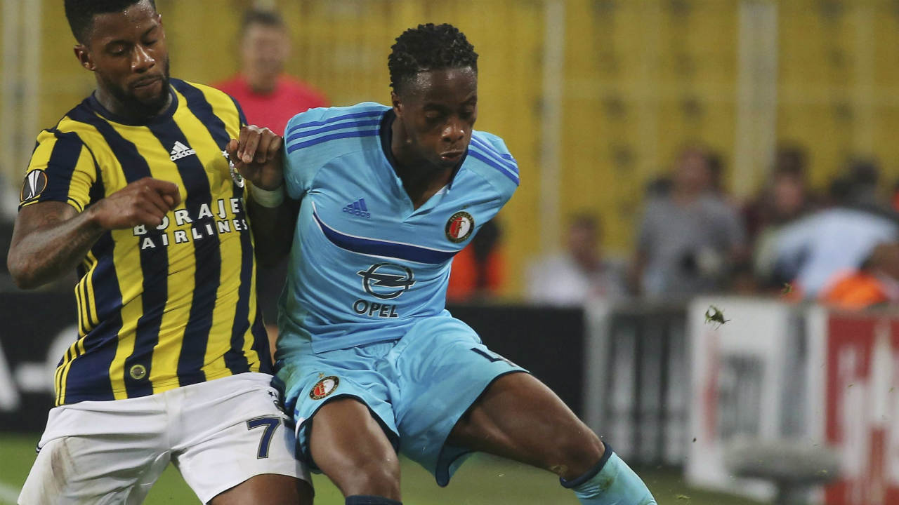 Feyenoord's-Terence-Kongolo,-right,-controls-the-ball-in-front-of-Fenerbahce-Jeremain-Lens,-left,-during-the-Europa-League-group-A-soccer-match-between-Fenerbahce-and-Feyenoord,-in-Istanbul,-Thursday,-Sept.-29,-2016.-(AP-Photo)