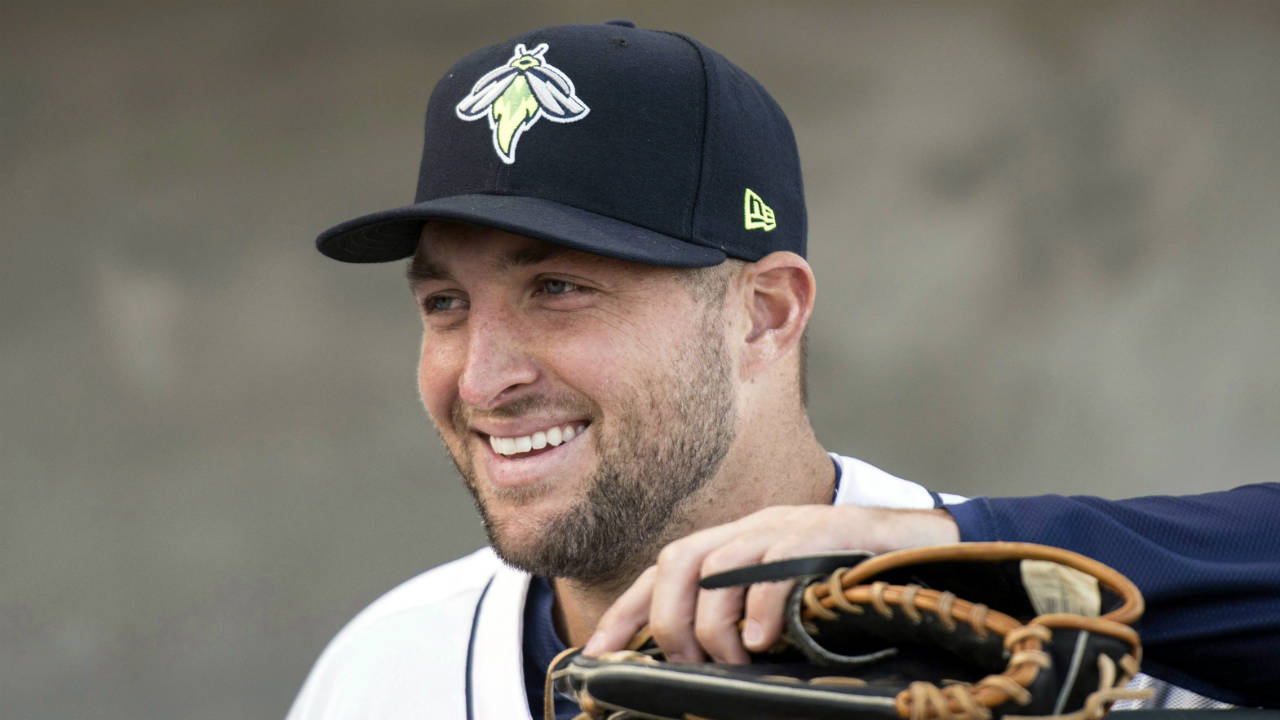 Tim-Tebow-smiles.-(Sean-Rayford,-File/AP)