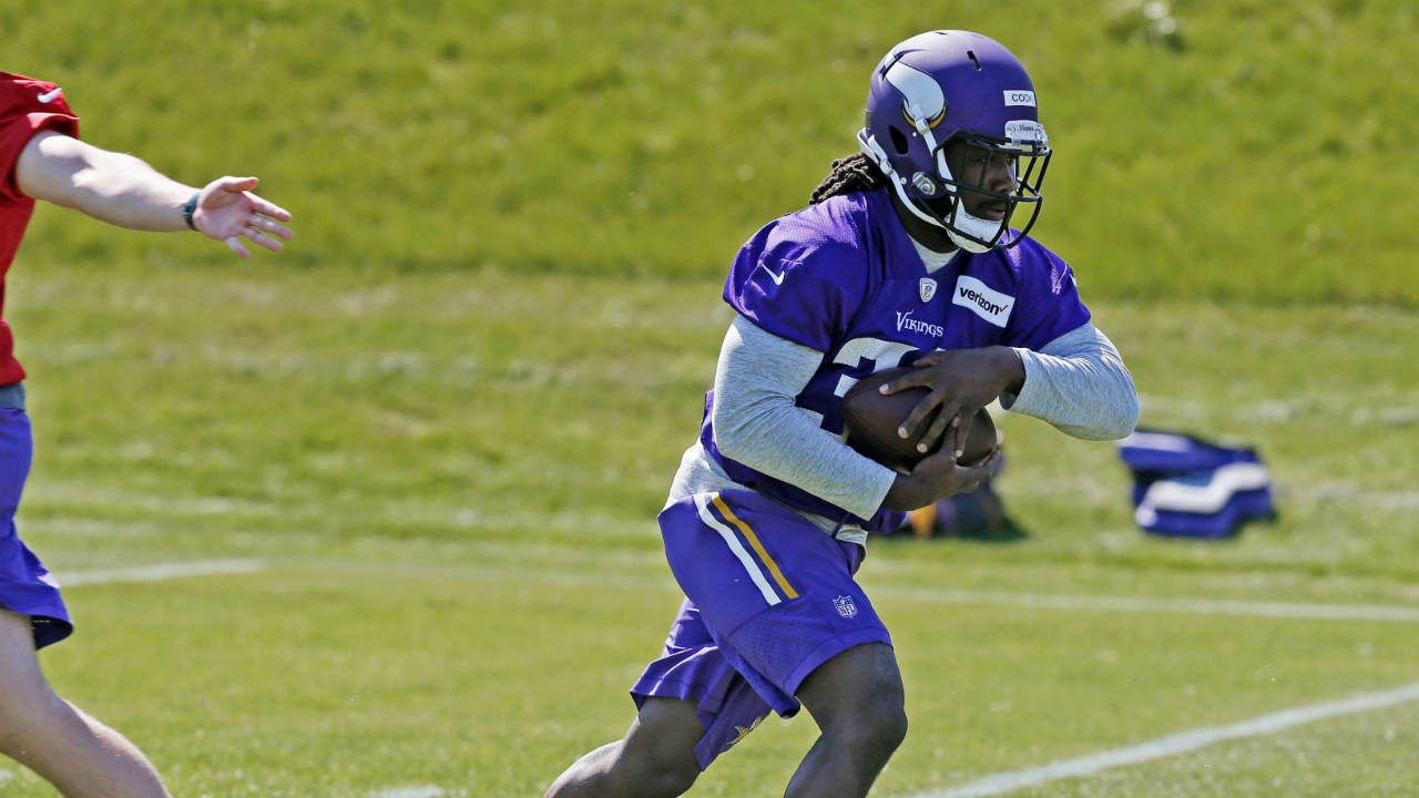 Minnesota-Vikings-rookie-running-back-Dalvin-Cook,-right,-takes-a-handoff-from-quarterback-Wes-Lunt-during-the-NFL-football-team's-rookies-minicamp-Friday,-May-5,-2017,-in-Eden-Prairie,-Minn.-(Jim-Mone/AP)