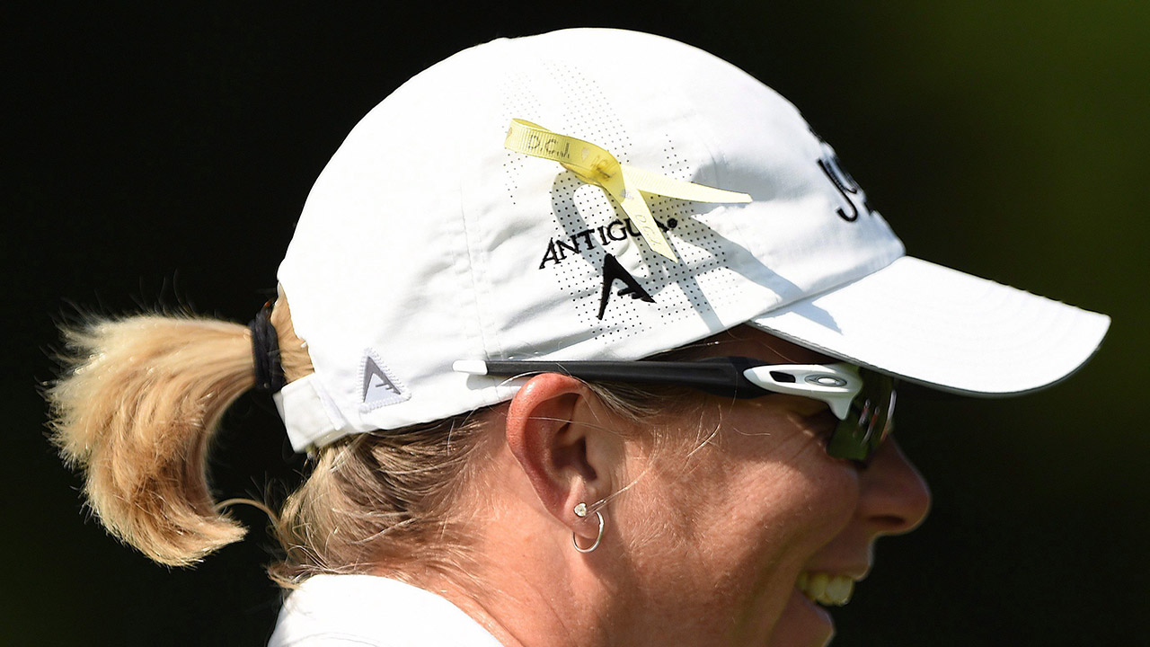 Alena-Sharp,-of-Canada,-wears-a-yellow-ribbon-in-tribute-to-fellow-Canadian-golfer-Dawn-Coe-Jones.-(Sean-Kilpatrick/CP)