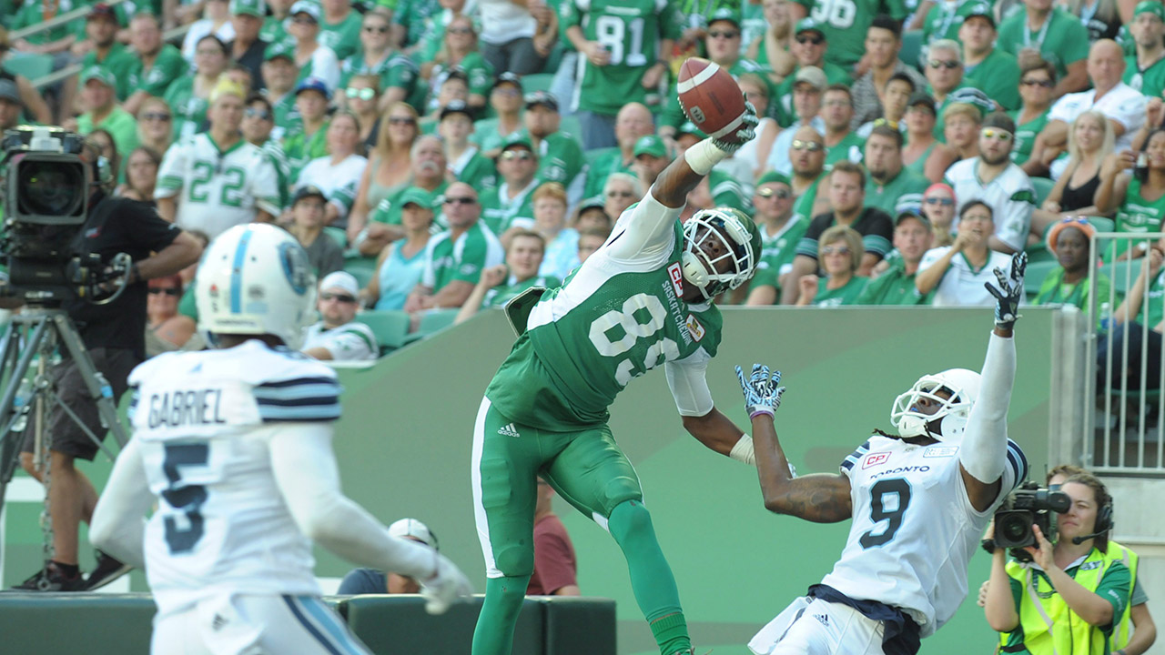 Saskatchewan-Roughriders-wide-receiver-Duron-Carter-makes-a-one-handed-grab.-(Mark-Taylor/AP)