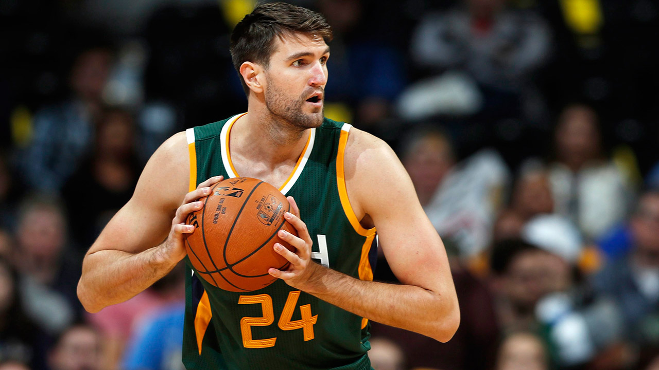 Utah-Jazz-center-Jeff-Withey-looks-to-pass.-(David-Zalubowski/AP)