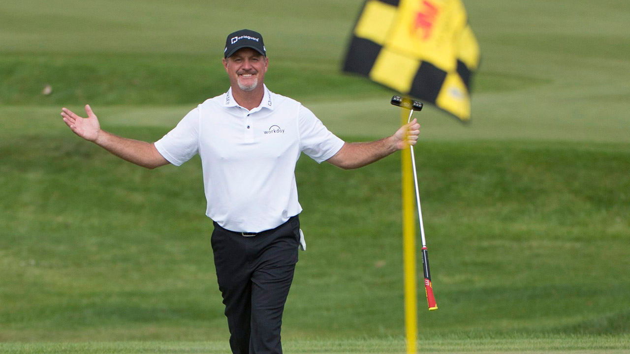 Jerry-Kelly-celebrates-his-long-putt.-(John-Autey/AP)