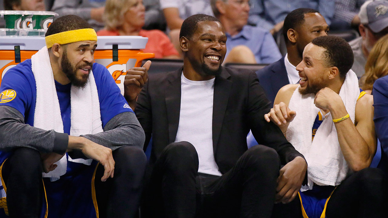 Kevin-Durant,and-guard-Stephen-Curry.-(Sue-Ogrocki/AP)