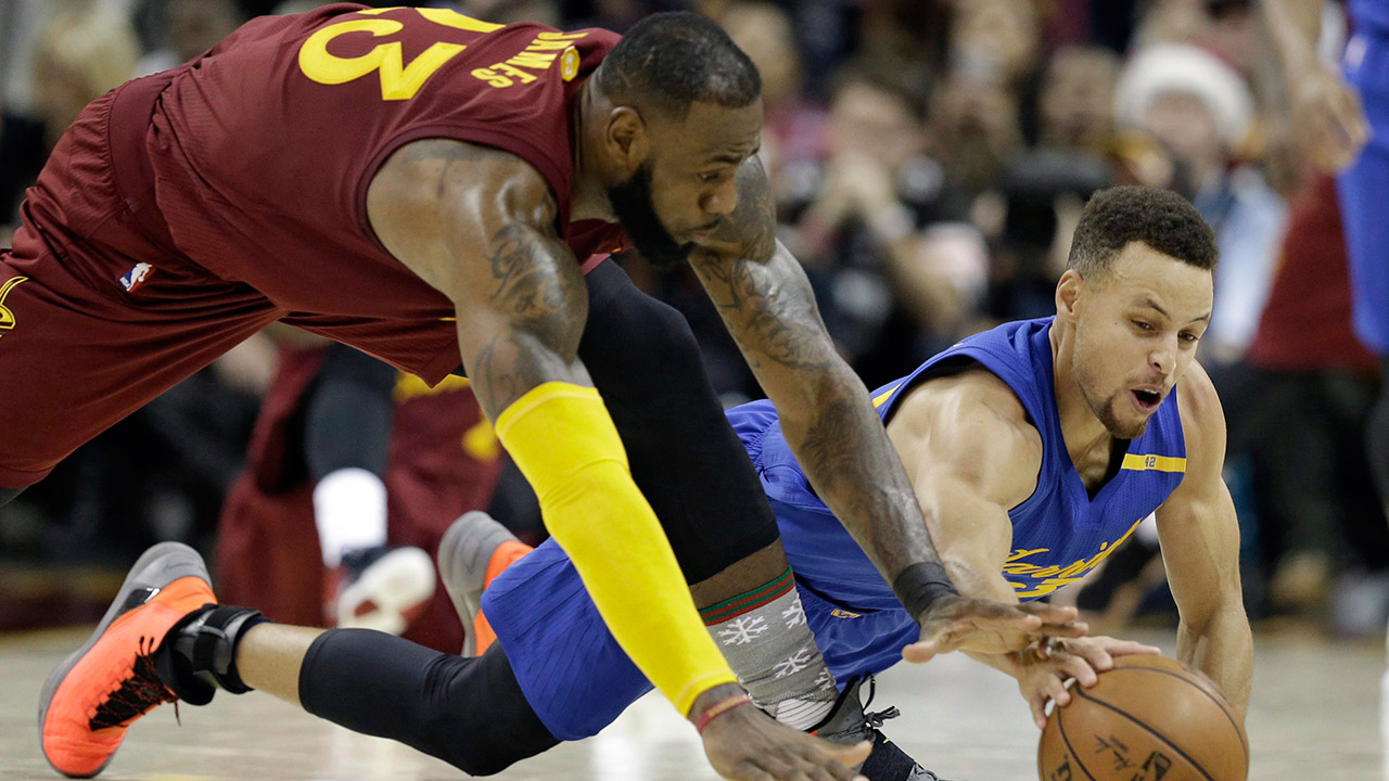 Cleveland-Cavaliers'-LeBron-James,-left,-and-Golden-State-Warriors'-Stephen-Curry-battle-for-a-loose-ball.-(Tony-Dejak/AP)