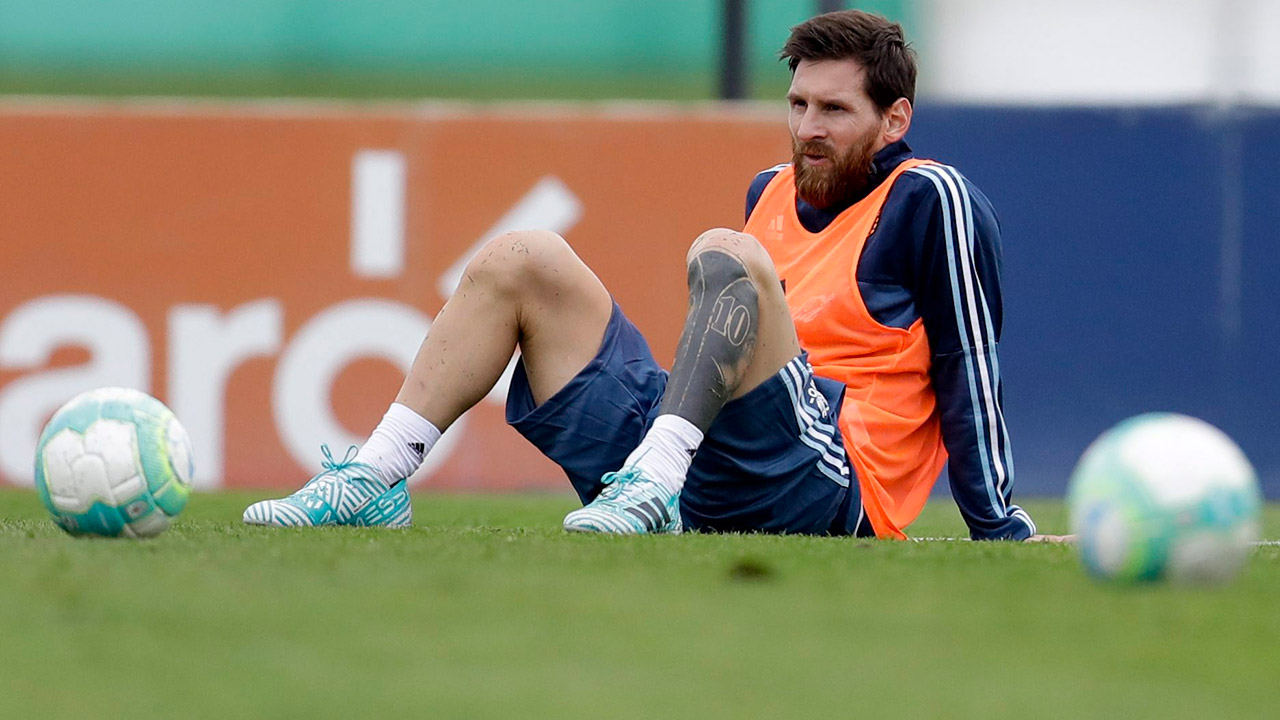 Argentina's-Lionel-Messi-attends-a-training-session.-(Natacha-Pisarenko/AP)