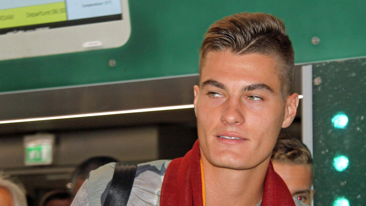 Czech-player-Patrik-Schick-arrives-at-Rome's-Fiumicino-international-airport.-(Telenews/AP)