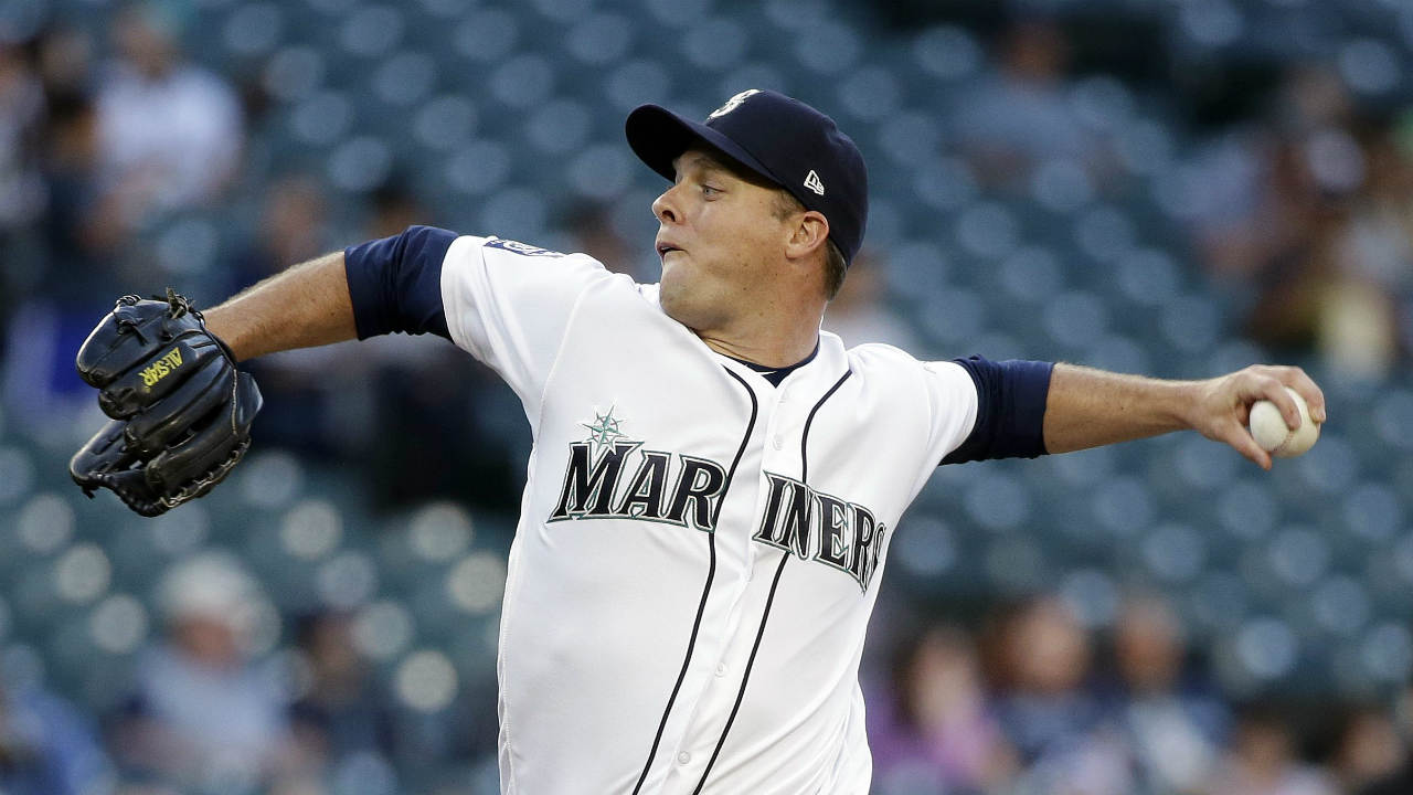 Seattle-Mariners-starting-pitcher-Andrew-Albers-throws-against-the-Baltimore-Orioles-in-the-first-inning-of-a-baseball-game-Tuesday,-Aug.-15,-2017,-in-Seattle.-(Elaine-Thompson/AP)
