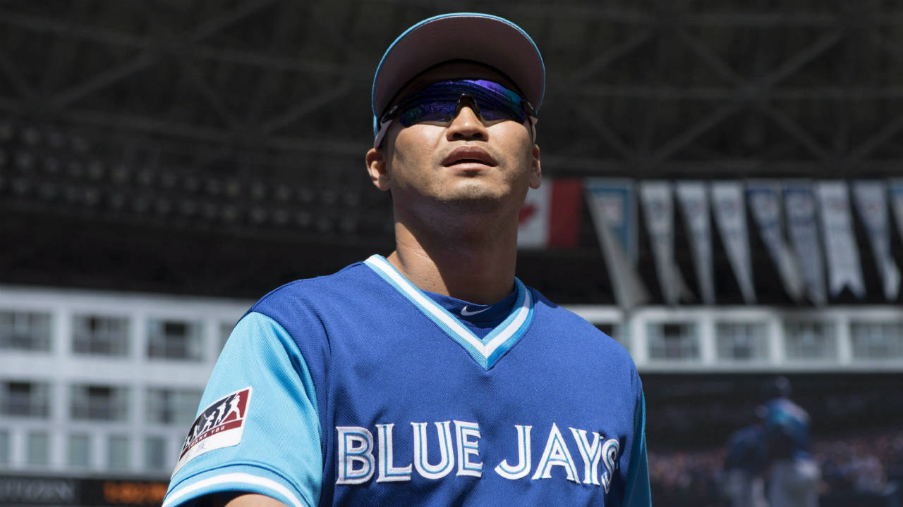 Toronto-Blue-Jays-left-fielder-Nori-Aoki-returns-to-the-dug-out-after-warm-up-before-Major-League-baseball-action-against-Minnesota-Twins-in-Toronto-on-Sunday-August-27-2017.-(Chris-Young/CP)