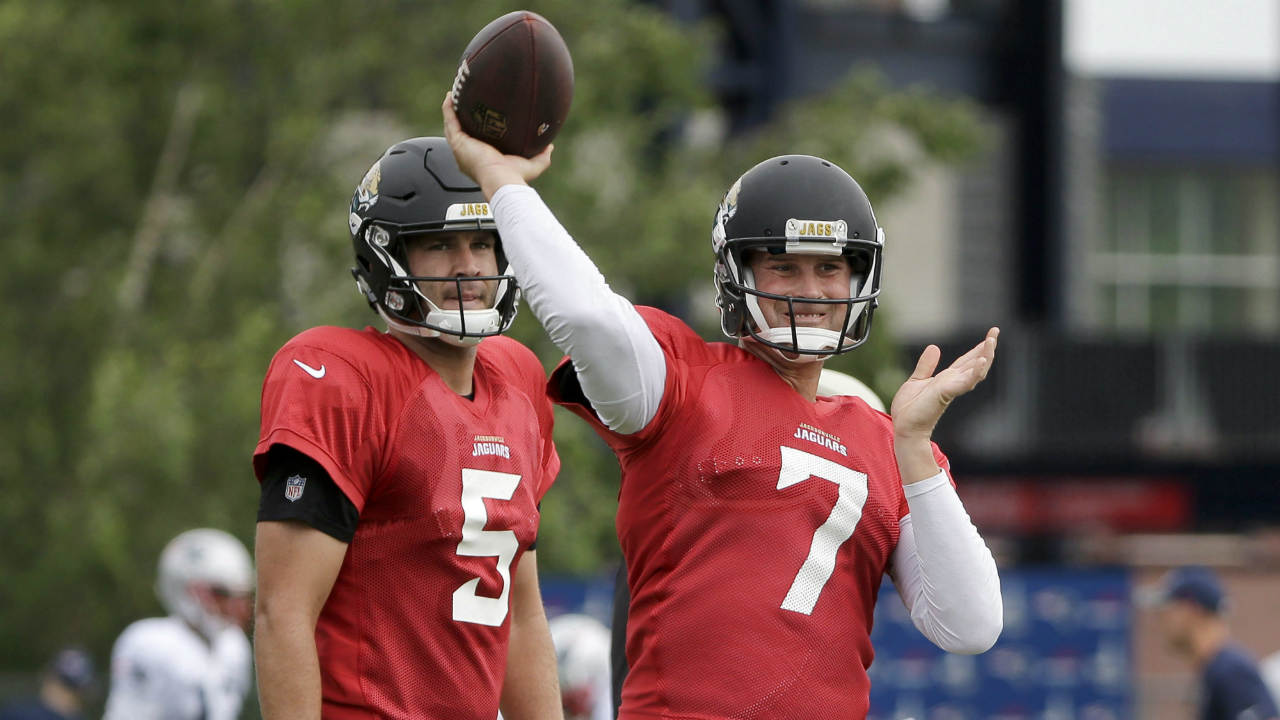 Jacksonville-Jaguars-quarterback-Chad-Henne,-right,-passes-the-ball-as-quarterback-Blake-Bortles,-left,-looks-on-during-an-NFL-football-joint-practice-with-the-New-England-Patriots,-Monday,-Aug.-7,-2017,-in-Foxborough,-Mass.-(Steven-Senne/AP)
