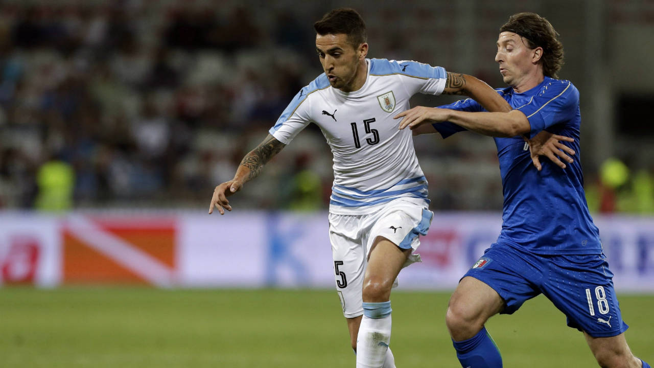 Uruguay's-Matias-Vecino,-left,-is-challenged-by-Italy's-Riccardo-Montolivo-during-a-friendly-soccer-match-between-Italy-and-Uruguay,-at-the-Nice-Allianz-Riviera-stadium,-France,-Wednesday,-June-7,-2017.-(Claude-Paris/AP)