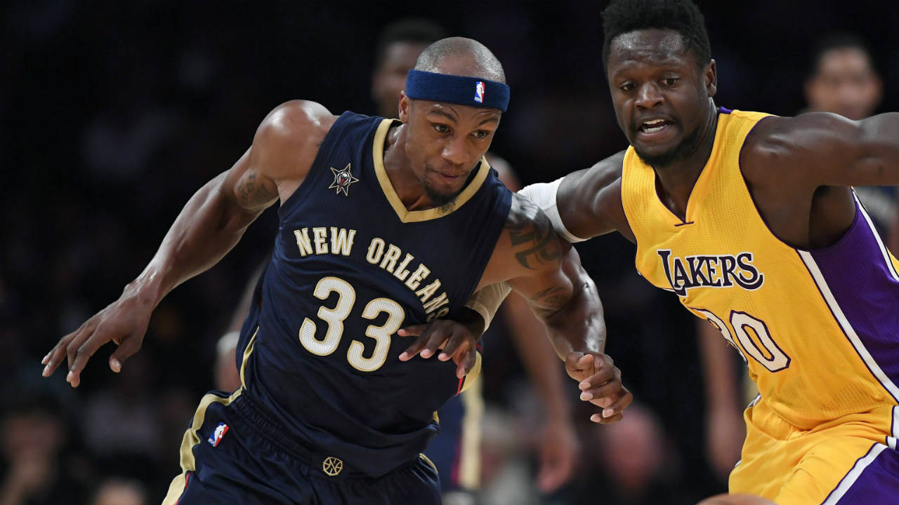 New-Orleans-Pelicans-forward-Dante-Cunningham,-left,-and-Los-Angeles-Lakers-forward-Julius-Randle-go-after-a-loose-ball-during-the-first-half-of-an-NBA-basketball-game,-Tuesday,-April-11,-2017,-in-Los-Angeles.-(Mark-J.-Terrill/AP)