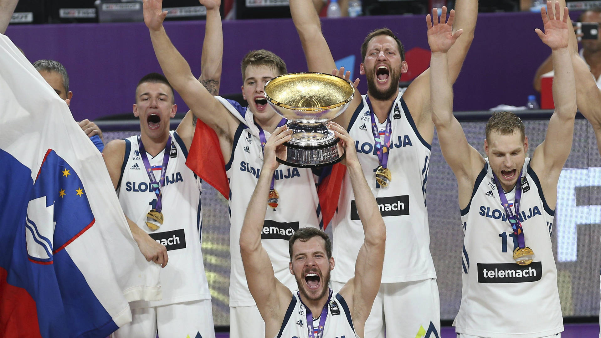 Slovenia's-Goran-Dragic-lifts-the-trophy-after-defeating-Serbia-in-their-Eurobasket-European-Basketball-Championship-final-match-in-Istanbul,-Sunday,-Sept.-17.-2017.-(Emrah-Gurel/AP)