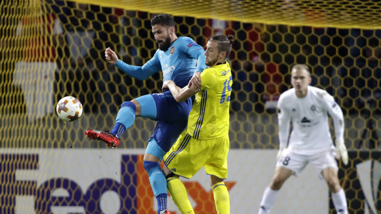 Arsenal's-Olivier-Giroud,-left,-fights-for-the-ball-with-BATE's-Nemanja-Milunovic-during-the-Europa-League-group-H-soccer-match-between-Bate-and-Arsenal-at-the-Borisov-Arena-stadium-in-Borisov,-Belarus,-Thursday,-Sept.-28,-2017.-(Sergei-Grits/AP)