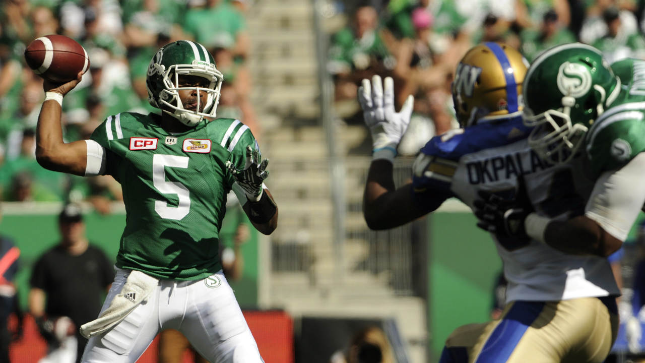 Saskatchewan-Roughriders-quarterback-Kevin-Glenn,-left,-looks-for-a-receiver-during-first-half-CFL-action-against-the-Winnipeg-Blue-Bombers,-in-Regina-on-Sunday,-September-3,-2017.-(Mark-Taylor/CP)