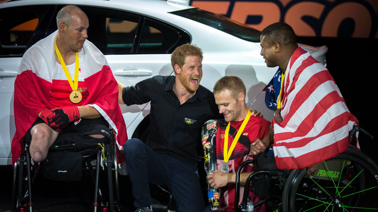 Prince-Harry-laughs-with-medalists-in-indoor-rowing-at-the-Invictus-Games-in-Toronto-on-Tuesday,-Sept.-26,-2017.-(Chris-Donovan/CP)