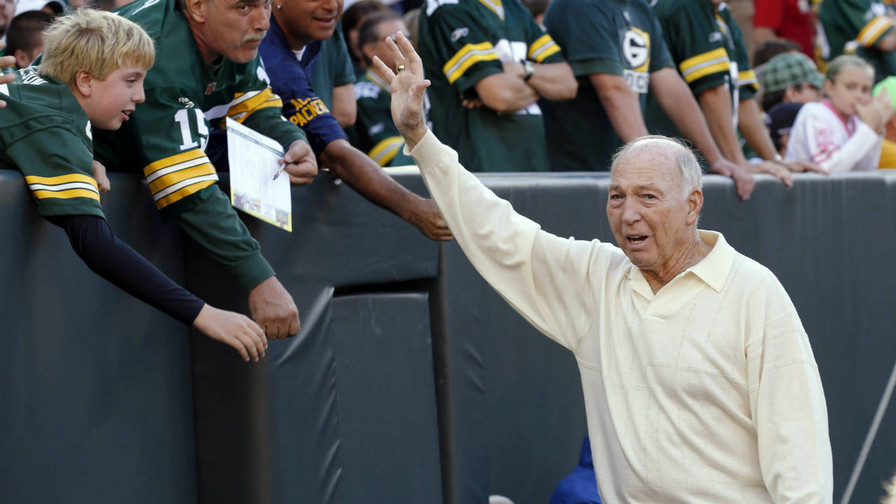In-this-Sept.-10,-2012,-file-photo,-former-Green-Bay-Packers-quarterback-Bart-Starr-waves-to-fans-during-the-Packers'-NFL-football-game-against-the-San-Francisco-49ers-in-Green-Bay,-Wis.-Starr's-family-says-the-Hall-of-Fame-quarterback-is-recovering-after-breaking-his-hip-just-before-Christmas.-(Jeffrey-Phelps,-File/AP)