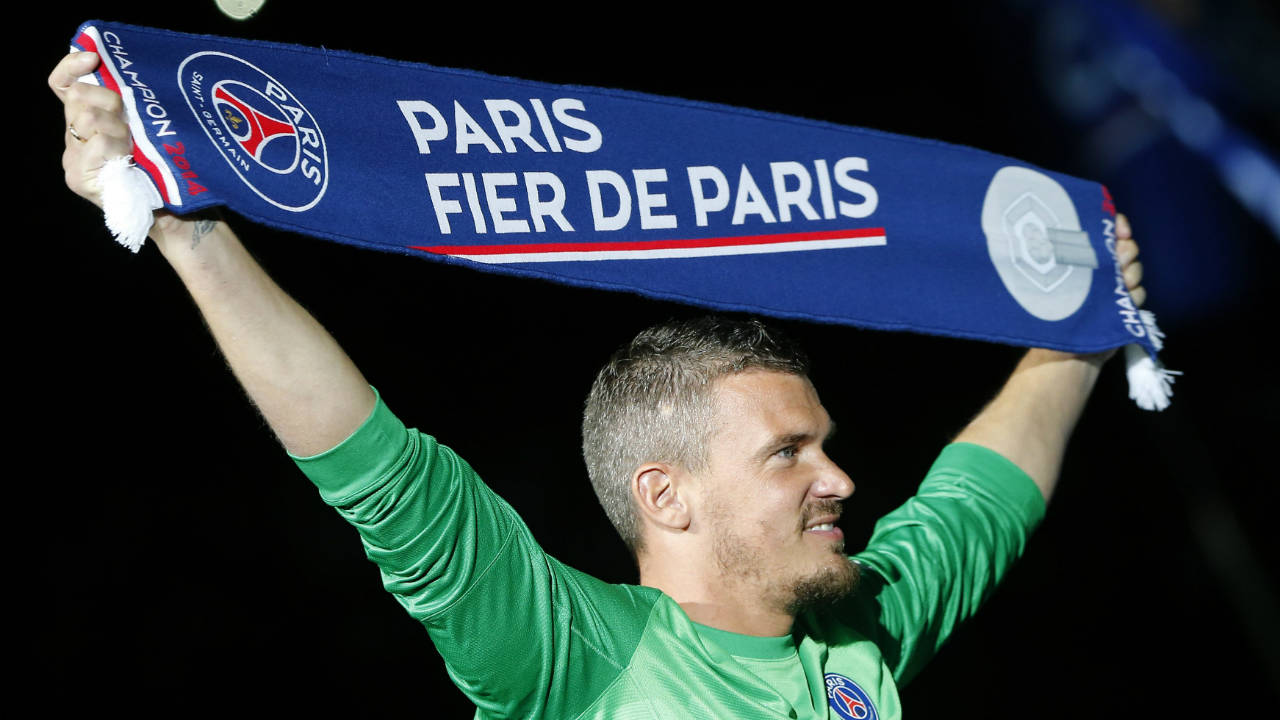 In-this-May-17,-2014-file-photo,-then-Paris-Saint-Germain's-goalkeeper-Nicolas-Douchez-hold-banner-"Paris,-proud-of-Paris"-as-he-celebrates-PSG's-French-League-One-title,-at-the-Parc-des-Princes-Stadium,-in-Paris.-French-officials-say-Lens-goalkeeper-Nicolas-Douchez-is-in-police-custody-Friday-Oct.27,-2017-for-alleged-violence-against-his-partner,-with-a-newspaper-reporting-that-she-was-found-naked,-bruised-and-bloody-in-a-Paris-apartment.-(Jacques-Brinon,-File/AP)