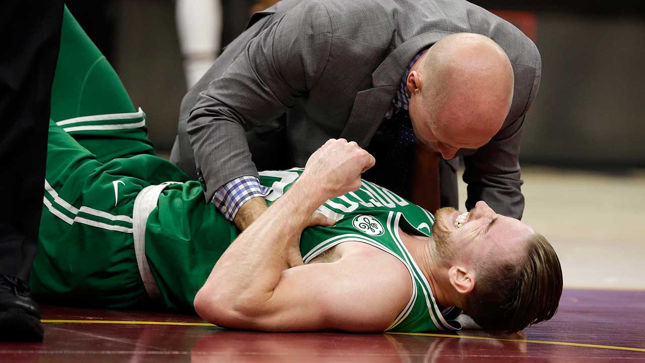 Boston-Celtics'-Gordon-Hayward-grimaces-in-pain-in-the-first-half-against-the-Cleveland-Cavaliers,-Tuesday,-Oct.-17,-2017,-in-Cleveland.-(Tony-Dejak/AP)