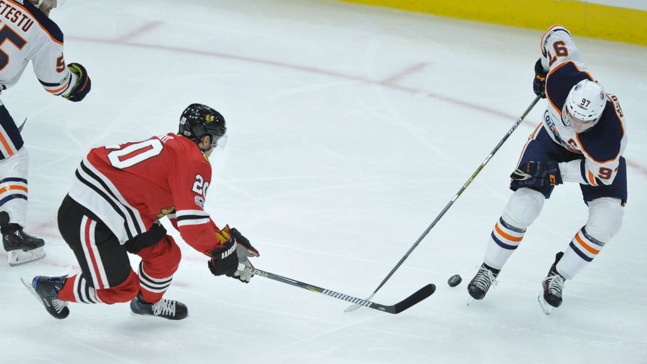 Chicago-Blackhawks'-Brandon-Saad-(20)-battles-Edmonton-Oilers'-Connor-McDavid-(97)-for-a-loose-puck-during-the-second-period-of-an-NHL-hockey-game-Thursday,-Oct.-19,-2017,-in-Chicago.-(Paul-Beaty/AP)