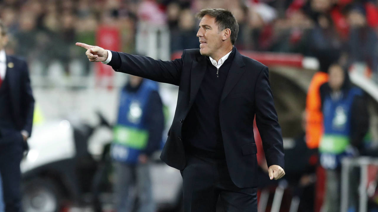 Sevilla's-head-coach-Eduardo-Berizzo-gestures-to-his-players-during-the-Champions-League-group-E-soccer-match-between-Spartak-Moscow-and-Sevilla-at-the-Otkrytiye-Arena-in-Moscow,-Russia,-Tuesday,-Oct.-17,-2017.(Pavel-Govolkin/AP)