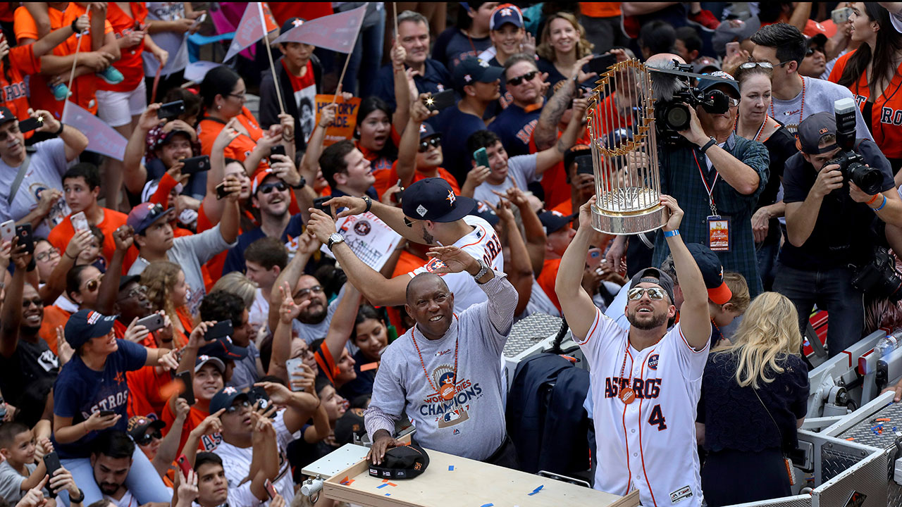 Astros fans use teamwork at World Series parade to return hat to lady