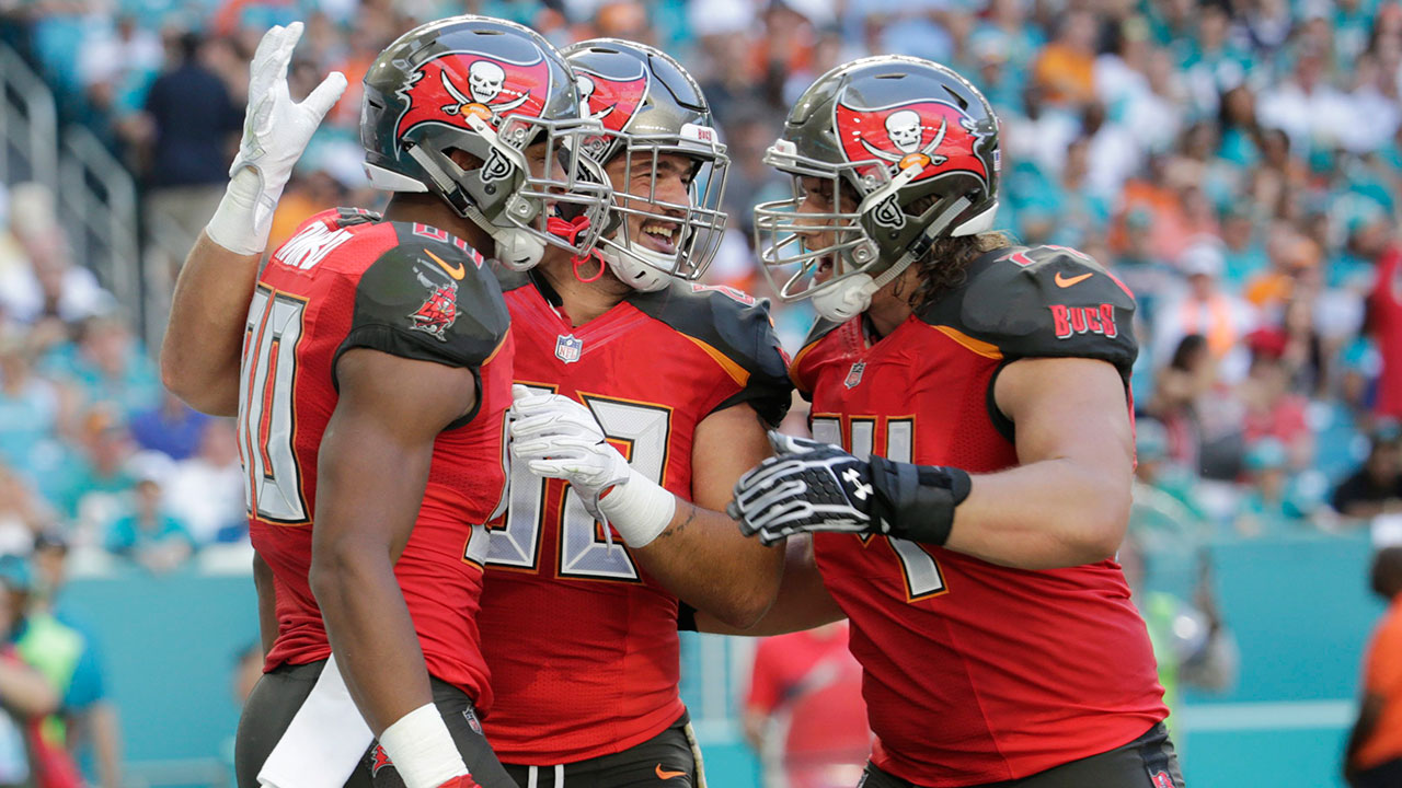 Tampa Bay Buccaneers teammates Antony Auclair and Ali Marpet congratulate O.J. Howard. (Lynne Sladky/AP)