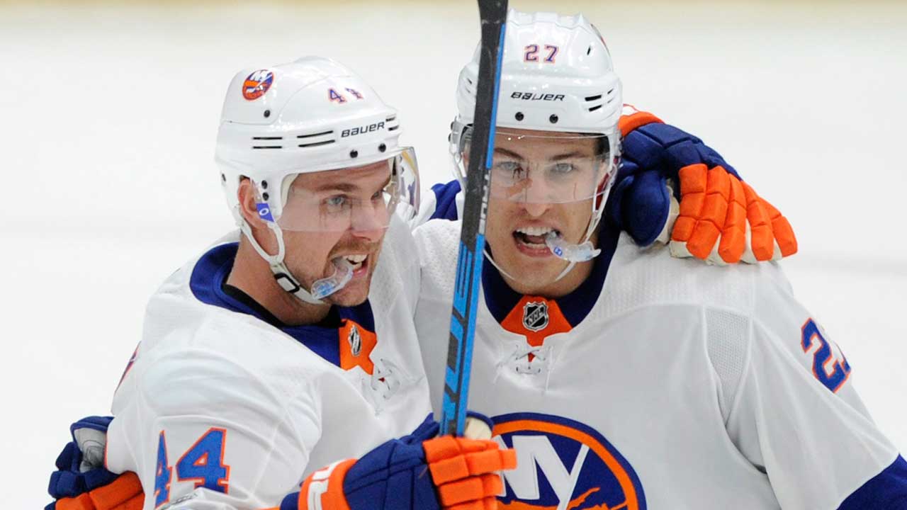 Islanders use three-goal first period to defeat Blues