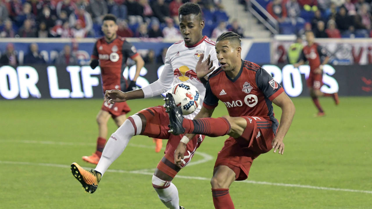 Toronto-FC-defender-Justin-Morrow,-right,-controls-the-ball-as-New-York-Red-Bulls-defender-Michael-Murillo-defends-during-the-second-half-of-an-MLS-Eastern-Conference-semifinal-soccer-match-Monday,-Oct.-30,-2017,-in-Harrison,-N.J.-Toronto-FC-won-2-1.-(Bill-Kostroun/AP)
