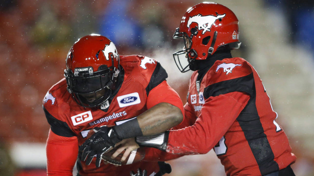 Calgary-Stampeders-quarterback-Andrew-Buckley,-right,-fakes-a-hand-off-to-teammate-Jerome-Messam-during-first-quarter-CFL-football-action-against-the-Winnipeg-Blue-Bombers,-in-Calgary-on-Friday,-Nov.-3,-2017.-(Jeff-McIntosh/CP)