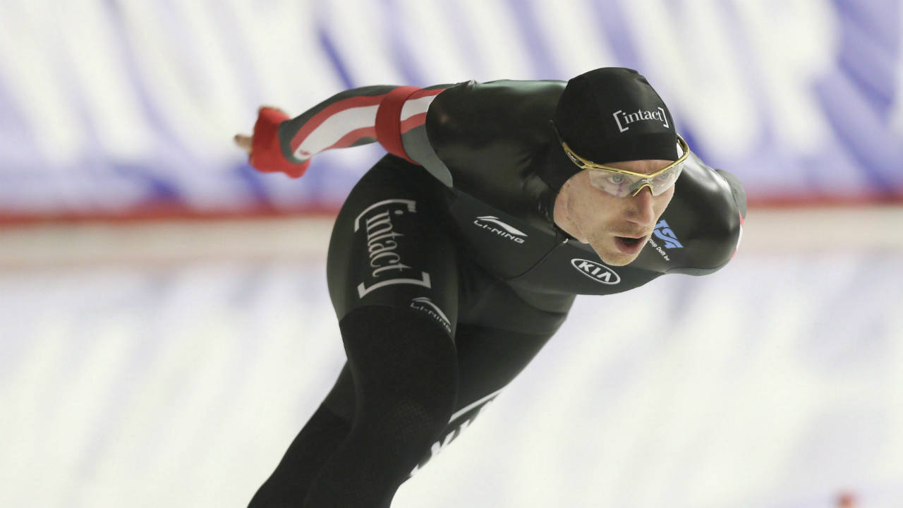 Ted-Jan-Bloemen,-of-Canada,-skates-to-second-place-in-the-men's-5000-metre-competition-at-the-ISU-World-Cup-Speedskating-in-Calgary-on-Friday,-Dec.-1,-2017.-(Mike-Ridewood/CP)