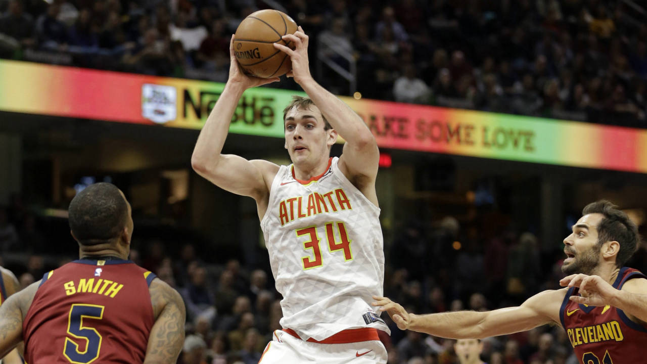 Atlanta-Hawks'-Tyler-Cavanaugh-(34)-drives-between-Cleveland-Cavaliers'-JR-Smith-(5)-and-Cleveland-Cavaliers'-Jose-Calderon-(81),-from-Spain,-in-the-first-half-of-an-NBA-basketball-game,-Tuesday,-Dec.-12,-2017,-in-Cleveland.-(Tony-Dejak/AP)