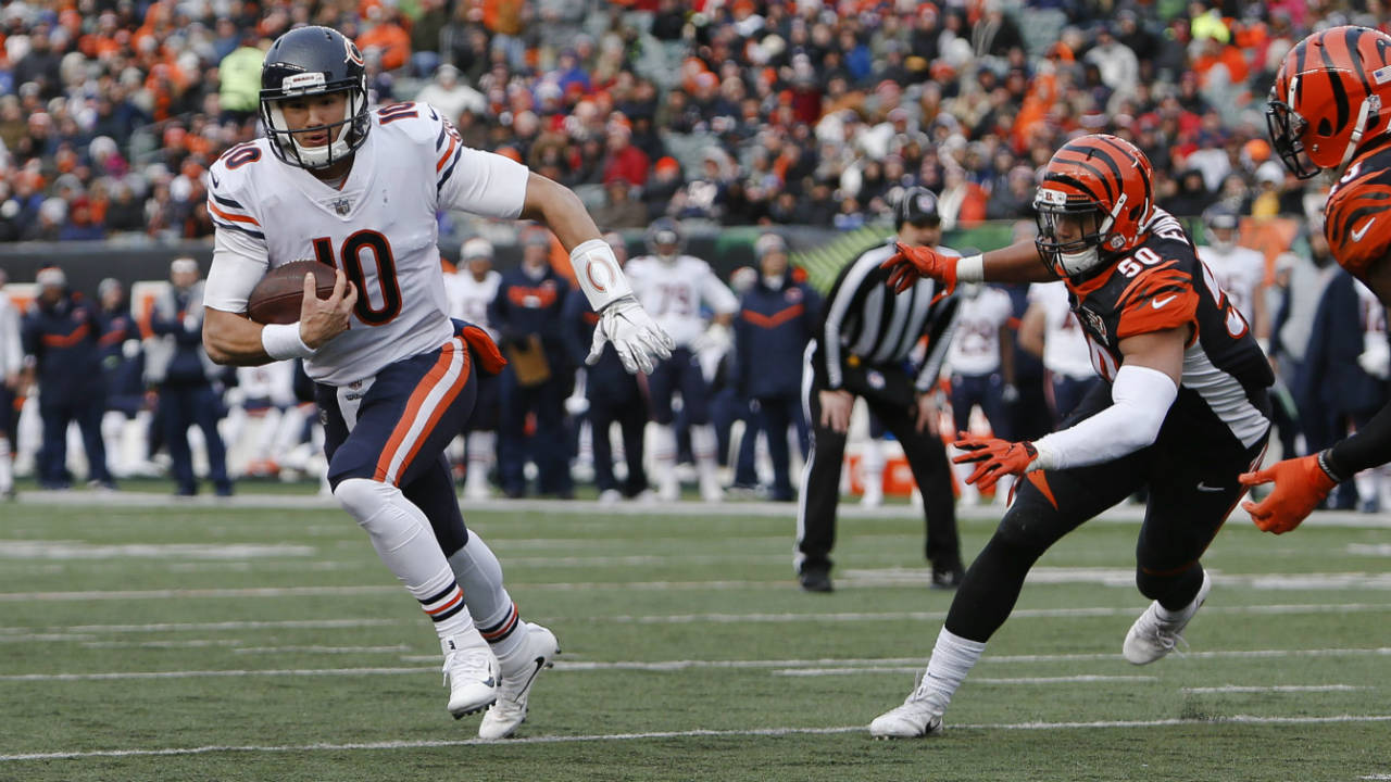 Chicago-Bears-quarterback-Mitchell-Trubisky-(10)-runs-in-for-a-touchdown-against-Cincinnati-Bengals-linebacker-Jordan-Evans-(50)-in-the-second-half-of-an-NFL-football-game,-Sunday,-Dec.-10,-2017,-in-Cincinnati.-(Frank-Victores/AP)