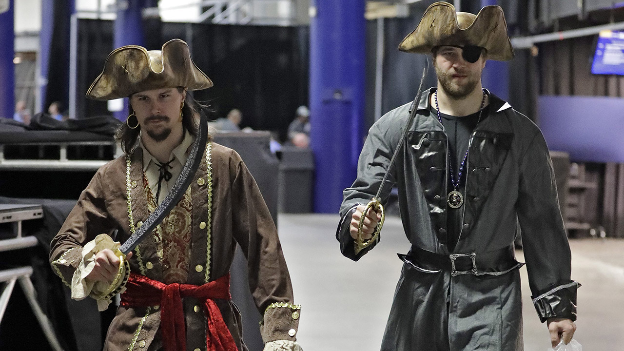 Karlsson, Hedman arrive to all-star skills competition dressed as pirates