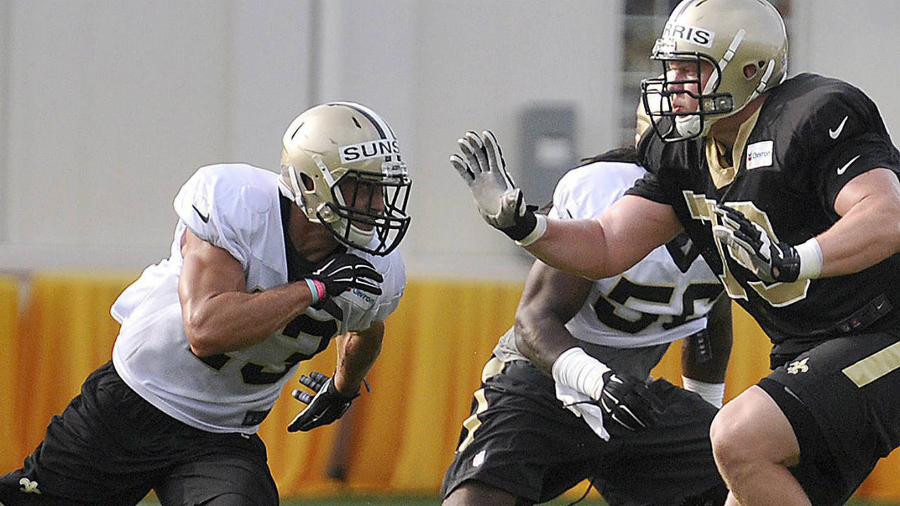 New-Orleans-Saints-safety-Vinny-Sunseri,-left,-tries-to-get-around-the-edge-as-tackle-Bryce-Harris-protects-during-Saints-practice.-(Brad-Davis/The-Register-Herald-via-AP)
