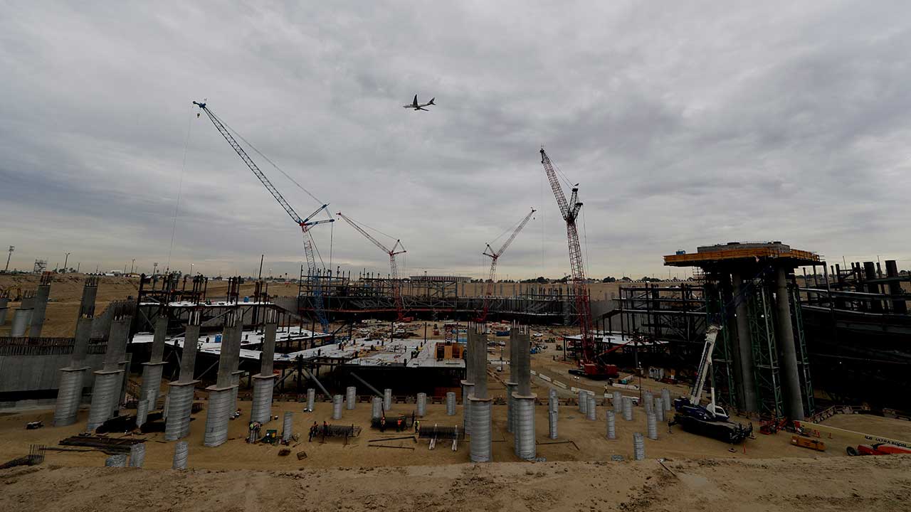 Rams, Chargers show off construction of new stadium