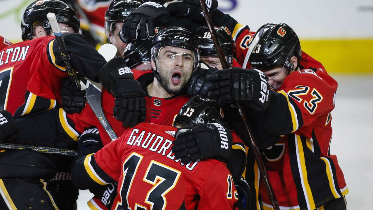 Calgary-Flames'-Mark-Giordano,-centre,-celebrates-his-game-winning-goal-during-overtime-NHL-hockey-action-against-the-Chicago-Blackhawks,-in-Calgary,-Sunday,-Dec.-31,-2017.-(Jeff-McIntosh/CP)