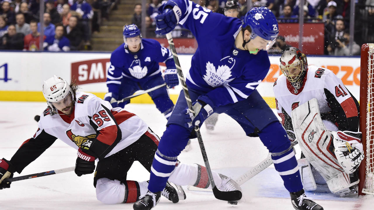 Toronto-Maple-Leafs-left-wing-James-van-Riemsdyk-(25)-tries-to-play-the-puck-by-the-side-of-the-net-as-Ottawa-Senators-goaltender-Craig-Anderson-(41)-looks-on-while-defenceman-Erik-Karlsson-(65)-defends-during-second-period-NHL-hockey-action-in-Toronto-on-Wednesday,-January-10,-2018.-(Frank-Gunn/CP)