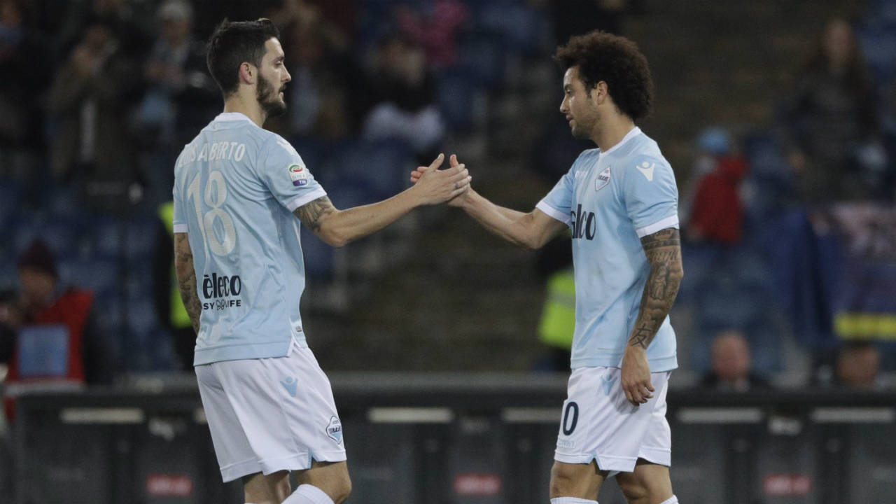 Lazio's-Felipe-Anderson,-right,-celebrates-with-his-teammate-Luis-Alberto-after-scoring-his-side's-3rd-goal-during-the-Serie-A-soccer-match-between-Lazio-and-Udinese,-at-the-Rome-Olympic-stadium-Wednesday,-Jan.-24,-2018.-(Gregorio-Borgia/AP)