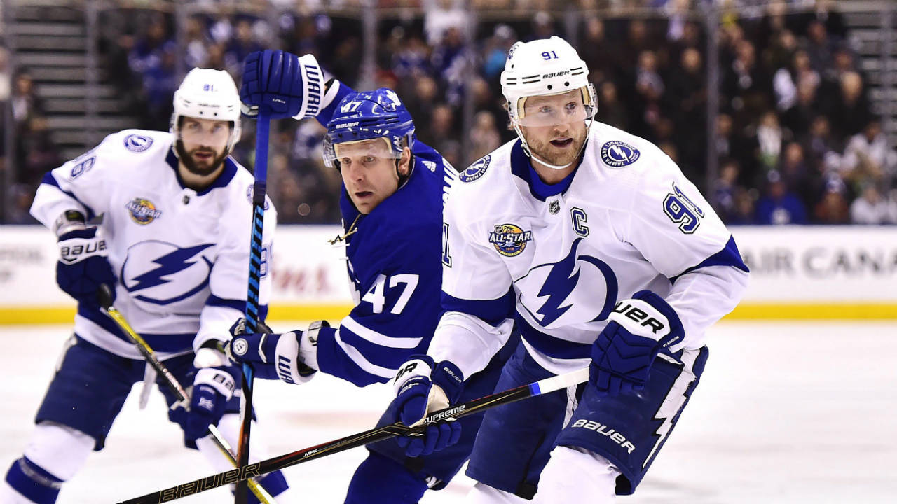 Tampa-Bay-Lightning-centre-Steven-Stamkos-(91)-and-Toronto-Maple-Leafs-centre-Leo-Komarov-(47)-look-for-the-puck-during-first-period-NHL-hockey-action-in-Toronto-on-Tuesday,-January-2,-2018.-(Frank-Gunn/CP)