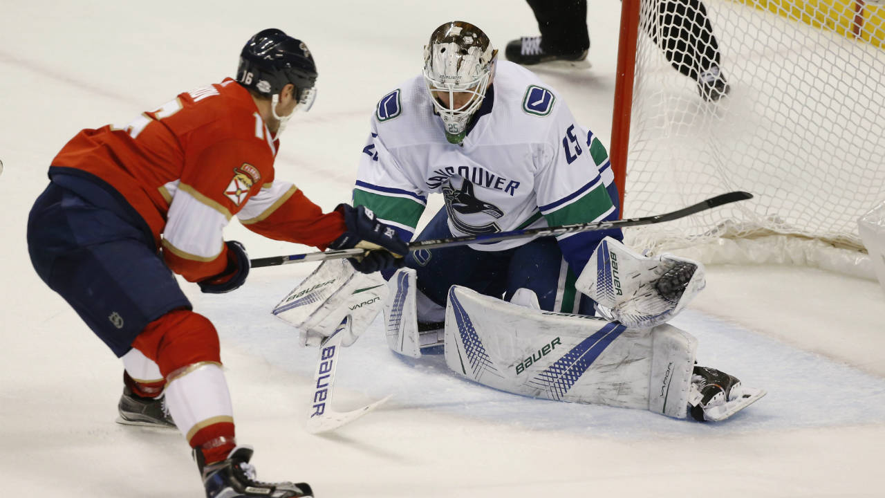 Florida-Panthers-centre-Aleksander-Barkov,-left,-scores-against-Vancouver-Canucks-goaltender-Jacob-Markstrom-(25)-during-the-second-period-of-an-NHL-hockey-game-Tuesday,-Feb.-6,-2018,-in-Sunrise,-Fla.-(Wilfredo-Lee/AP)