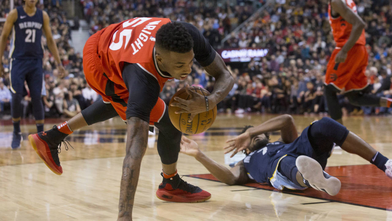 Toronto-Raptors-guard-Delon-Wright-(55)-collects-a-loose-ball-after-wrestling-with-Memphis-Grizzlies-guard-Wayne-Selden-(7)-during-second-half-NBA-basketball-action-in-Toronto-on-Sunday,-February-4,-2018.-(Chris-Young/CP)
