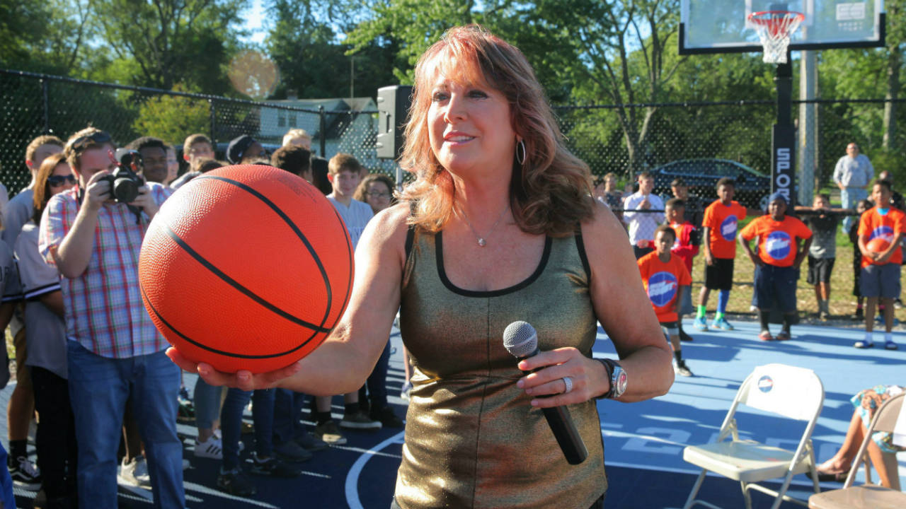 Hall-of-Fame-basketball-player-Nancy-Lieberman-speaks-at-a-dedication-for-DreamCourt-in-Kalamazoo,-Mich.,-Thursday,-Sept.-1,-2016.-(Mark-Bugnaski-/Kalamazoo-Gazette-MLive-Media-Group-via-AP)