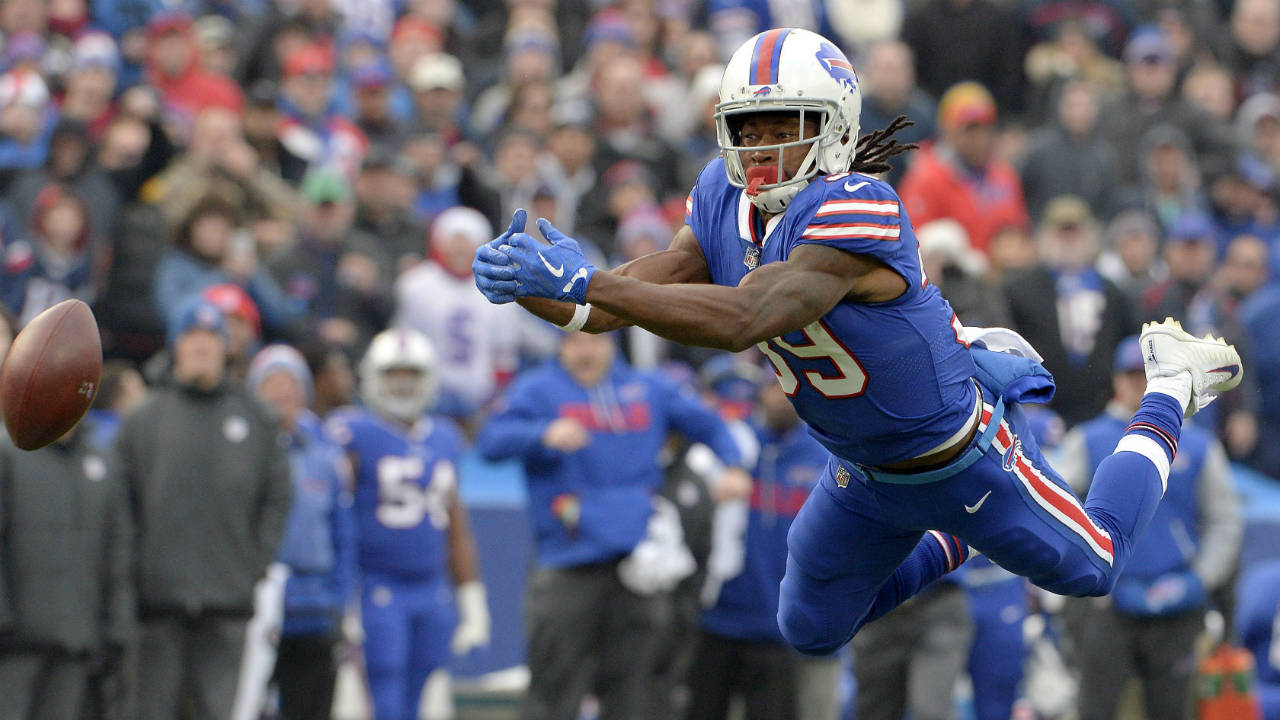 Buffalo-Bills-running-back-Travaris-Cadet-(39)-tries-to-make-a-catch-on-a-pass-from-quarterback-Joe-Webb-during-the-first-half-of-an-NFL-football-game-against-the-New-England-Patriots,-Sunday,-Dec.-3,-2017,-in-Orchard-Park,-N.Y.-(Adrian-Kraus/AP)