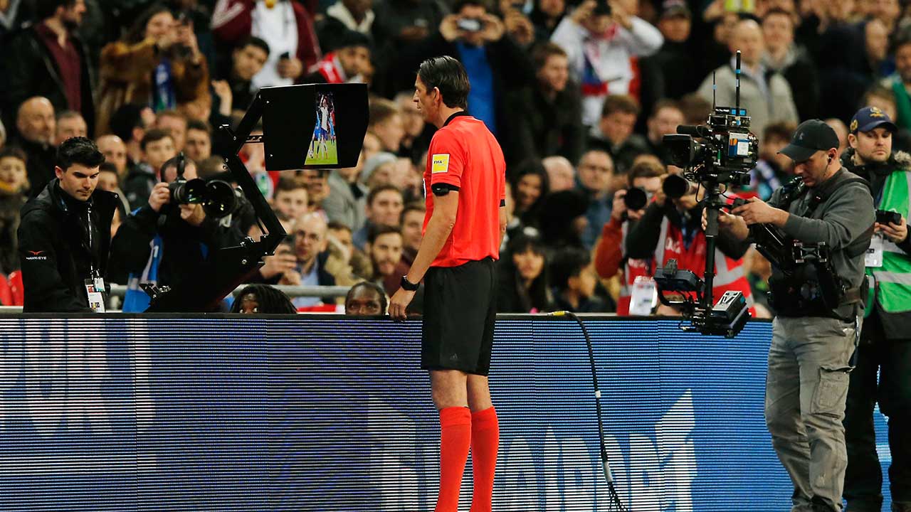 Referee-Deniz-Aytekin-checks-the-VAR