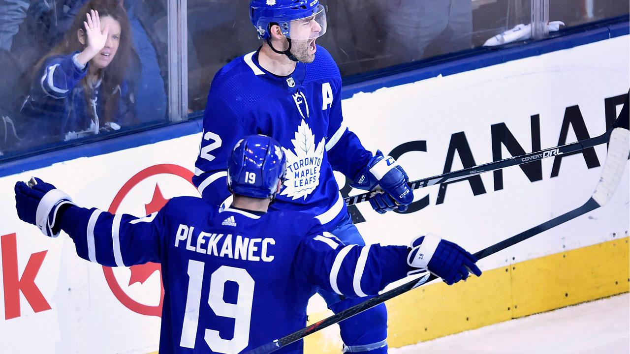 Leo Komarov Signed Toronto Maple Leafs Jersey (Beckett) Playing