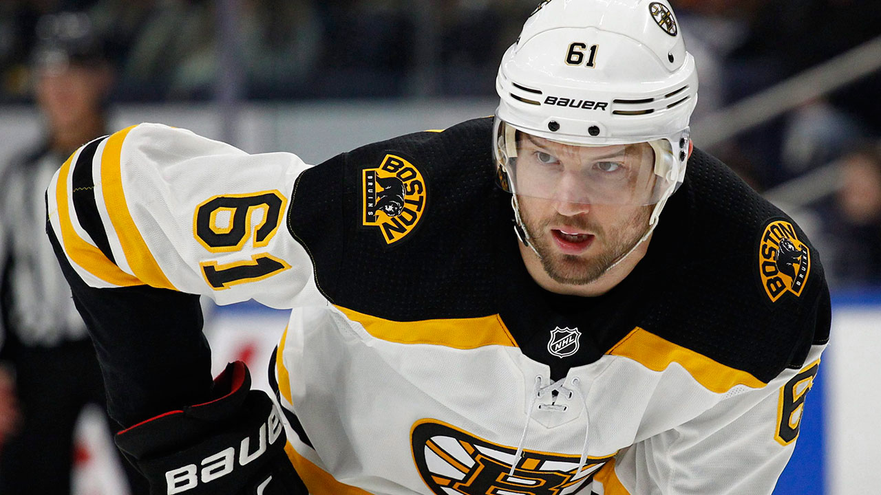 Boston-Bruins-forward-Rick-Nash-lines-up-for-a-faceoff.